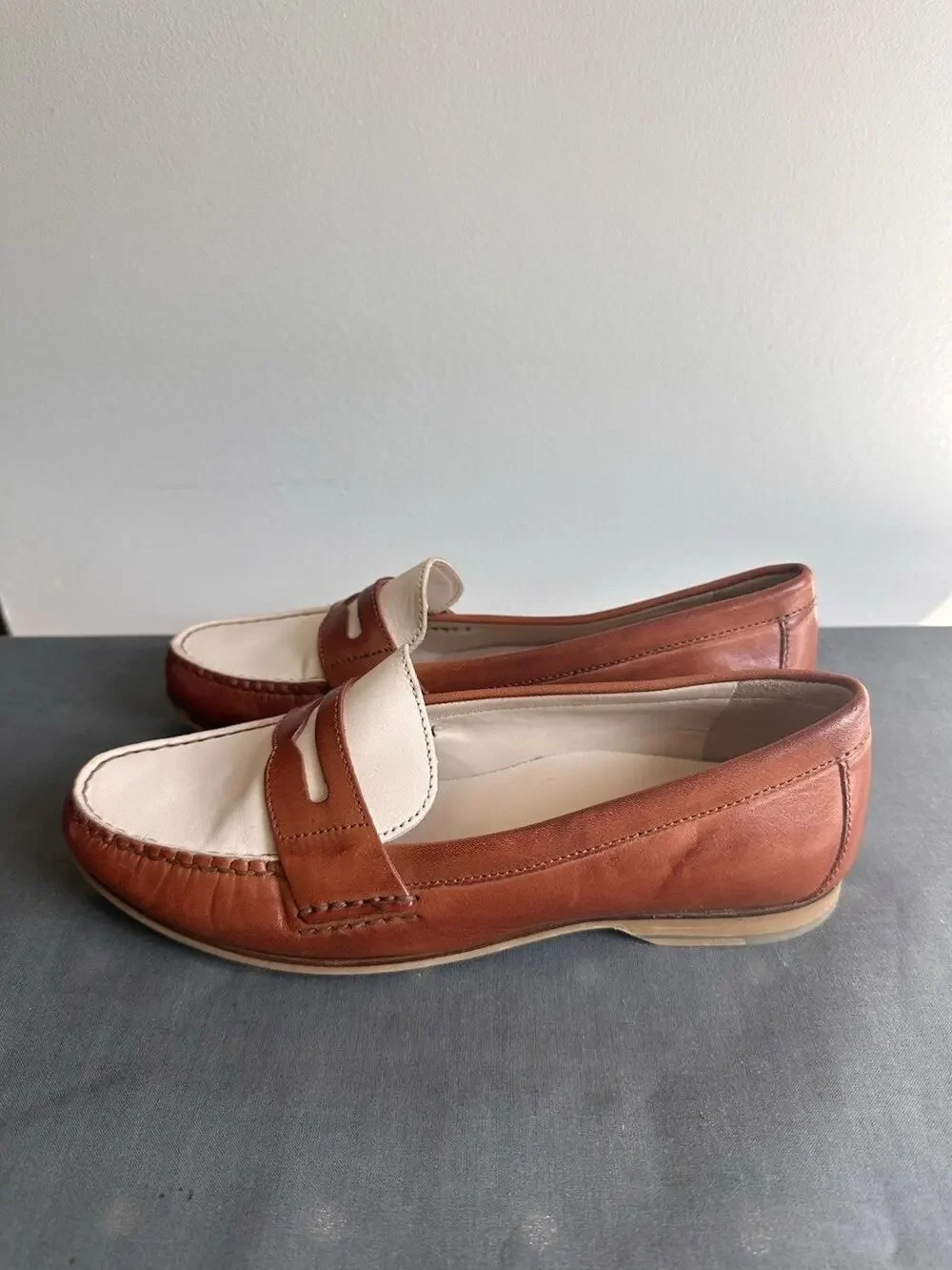 Cole Haan Women’s 7.5B Two Tone Loafer Slip On Cream Brown Faux Leather Upper